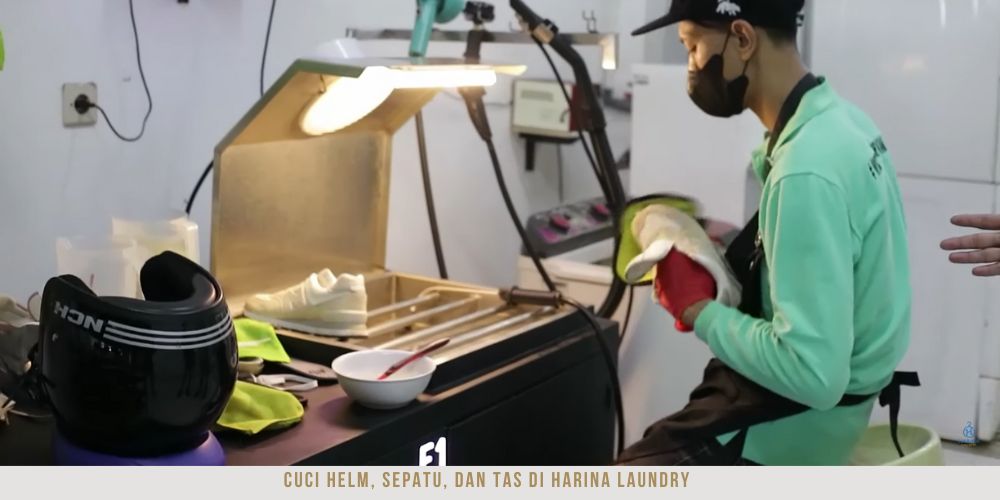 Cuci Helm, Sepatu, dan Tas di Harina Laundry