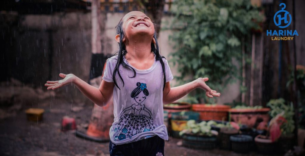gambar anak mandi hujan